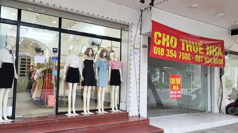 Nhiều cửa hàng thời trang đang đua giảm giá nhưng vẫn ế khách
