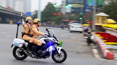 20 nữ cảnh sát giao thông dẫn đại biểu dự Đại hội Đảng XIII