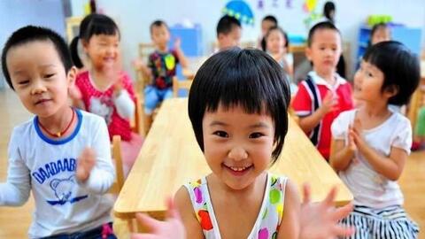 Con gái không bao giờ có mặt trong bức ảnh lớp, mẹ nhẹ nhàng nói 1 câu với cô giáo mà được nhận xét: EQ cao quá!