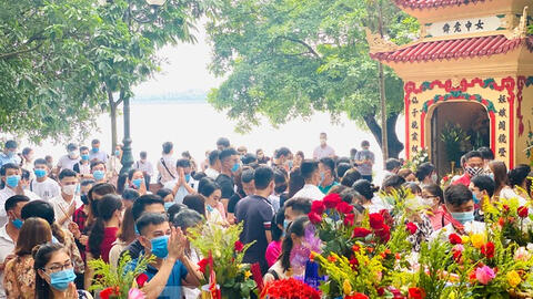 Bất chấp covid-19, người dân vẫn chen nhau đi lễ Phủ Tây Hồ đầu tháng cô hồn