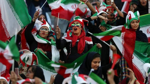Phụ nữ Iran cuối cùng cũng được vào sân xem bóng đá