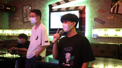 Karaoke, massage có nguy cơ bị xóa sổ khỏi thị trường?