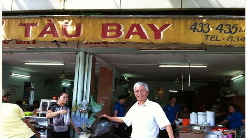 Đến phở Tàu Bay, làm “tô xe lửa”