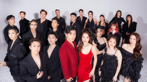 Trọn bộ ảnh trước ngày cưới của Puka - Gin Tuấn Kiệt: Hoà Minzy - Khánh Vân và dàn sao hội tụ, chú rể ôm vợ sát rạt