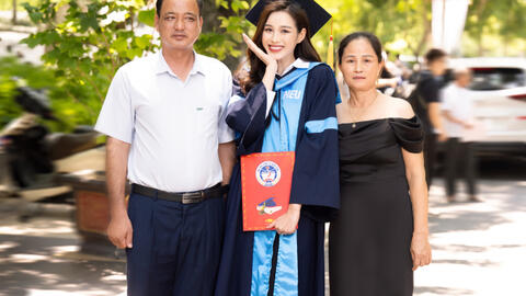 Hoa hậu Đỗ Hà rạng rỡ trong ngày tốt nghiệp Đại học, chuẩn bị làm doanh nhân