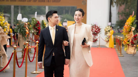 "Mẹ bỉm" Đỗ Mỹ Linh khoe dáng bên cạnh chồng thiếu gia, nhìn ánh mắt là biết say đắm vợ thế nào