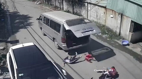 Vụ 3 học sinh văng xuống đường khi xe đưa rước đang chạy: nhiều chi tiết trên xe là tự chế
