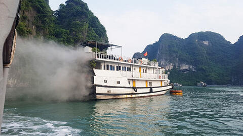 Tàu du lịch trên vịnh Hạ Long bất ngờ bốc cháy