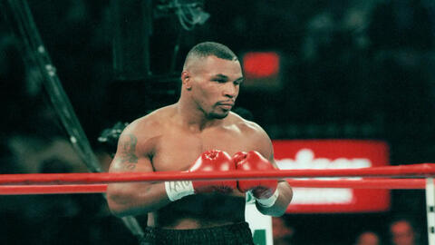 Huyền thoại quyền Anh Mike Tyson đấm kẻ quấy rối trên máy bay