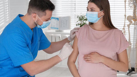 Phụ nữ mang thai tiêm vaccine COVID-19 cần lưu ý gì?