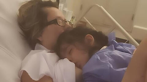 Con kêu đói, người mẹ đang sống thực vật bỗng tỉnh lại kéo áo lên cho con bú