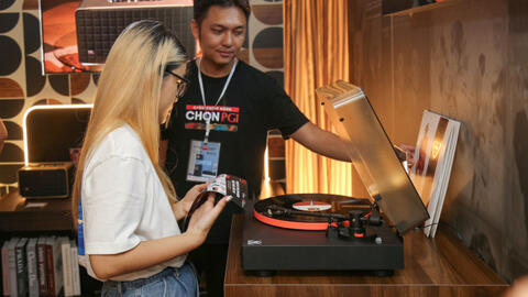 Cận cảnh mâm than JBL Spinner BT và loa JBL Authentics tại AVShow 2023