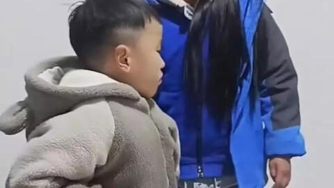 Con gái vừa gào khóc vừa mắng em trai nhưng mẹ không hề cản mà còn quay clip rồi cười, biết lý do cả cộng đồng mạng cười theo!
