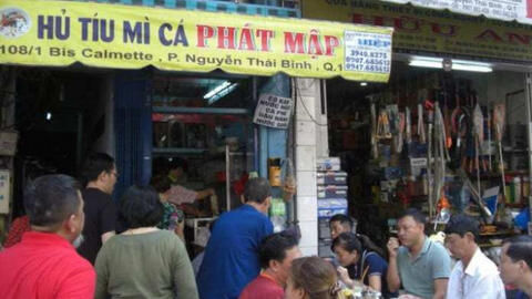 Quán hủ tiếu mì cá 75 tuổi ở Sài Gòn: Phát Mập