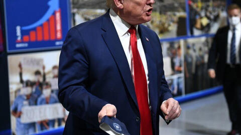 Tống thống Donald Trump thích đeo khẩu trang vì nhìn giống “Kỵ sỹ cô đơn”