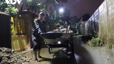 Quảng Bình: Người dân di dời tài sản, chạy lũ trong đêm