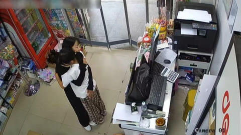 Thấy mẹ mặc áo đen, con gái bỗng nhiên bật khóc, biết lý do ai cũng xúc động: "Em bé lớn, biết thương mẹ rồi"