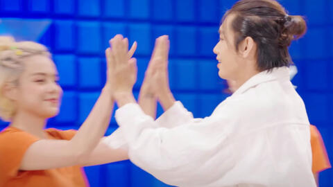 Thái Trinh - Quang Đăng có hành động chạm tay ở phòng tập nhưng ánh mắt nhà gái lại thế này