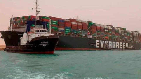 Kênh đào Suez vẫn tắc nghẽn nghiêm trọng, tàu chở dầu và khí đốt chuyển hướng đi