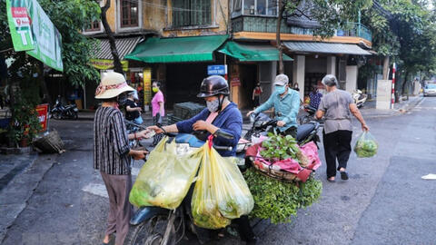 Hà Nội: Họp chợ ngay dưới lòng đường, bất chấp quy định chống dịch
