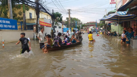 Cần Thơ cho học sinh nghỉ học, người dân TPHCM ngụp lặn tới khuya vì triều cường