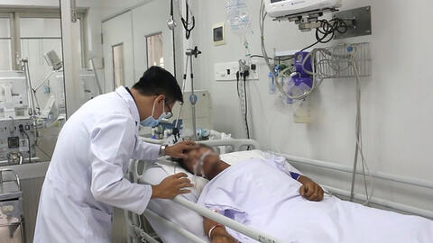 Người đàn ông "ôm" rắn hổ mang vào viện cấp cứu vì cần tiền đóng học cho con