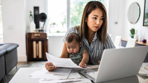Tâm sự của bà mẹ có con nhỏ đi làm được ngàn vạn người đồng cảm: "Đừng vội phán xét khi tôi đứng dậy ra về từ 5h chiều"