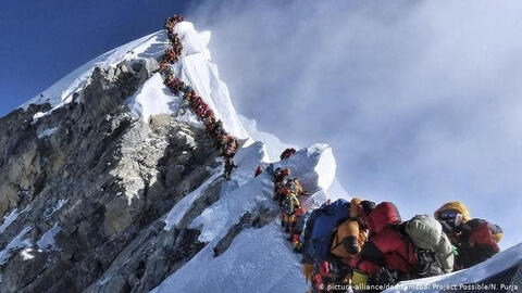 COVID-19 đã ‘leo’ lên đỉnh Everest