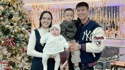 Duy Mạnh khoe ảnh gia đình dịp sinh nhật vợ, nhan sắc ái nữ cựu chủ tịch Sài Gòn FC thăng hạng rõ rệt