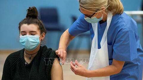 COVID-19 tới 6h sáng 24/9: Nhiều nước tiêm vaccine cho trẻ em; Ca mắc ở học sinh Anh cao kỷ lục