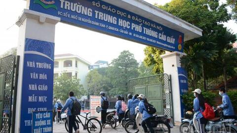 Hà Nội: Học sinh lớp 12 trở lại trường sau 7 tháng học online
