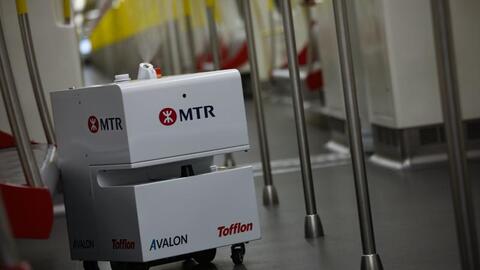 Hong Kong sử dụng robot để khử trùng các toa tàu phòng COVID-19