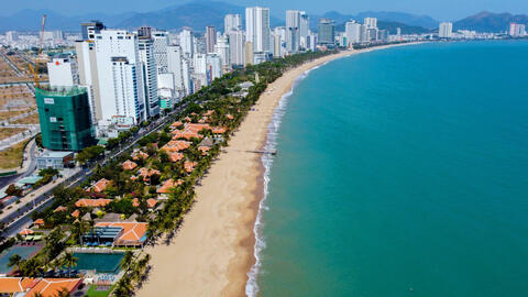 Thu lại mặt biển Nha Trang làm bãi tắm công cộng - muộn còn hơn không