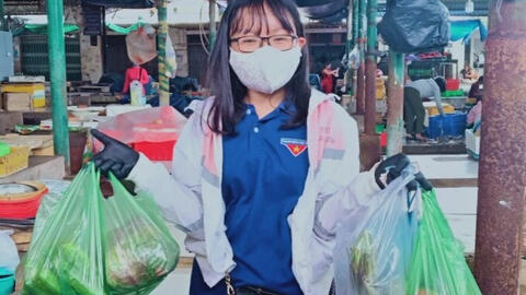 Đội shipper xanh giúp người dân đi chợ đảm bảo lương thực