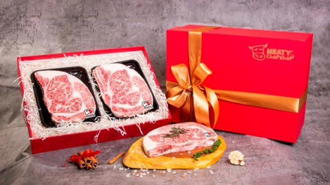 Cá hồi, chân gà Đông Tảo, thịt bò Wagyu Nhật Bản vào giỏ quà Tết