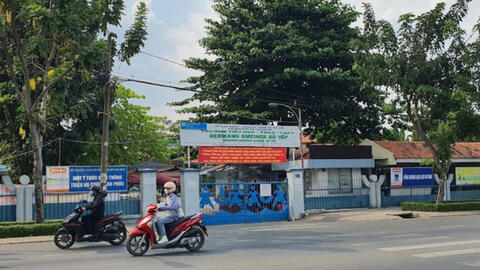 Giám thị yêu cầu học sinh cởi đồ để kiểm tra vì nghi mang thuốc lá vào trường