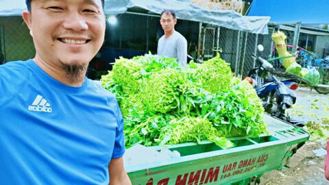 Bị chê "dại" vì không tăng giá mùa dịch, người đàn ông bán rau có cách trả lời khiến ai cũng nể