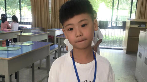 Cậu bé tiểu học làm bài toán tính giá tiền, viết 1 câu mà cô giáo cười nắc nẻ: Lớp có 10 em như này khéo bỏ nghề!