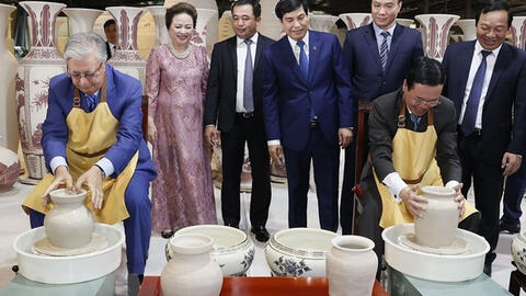Chủ tịch nước và Tổng thống Kazakhstan trải nghiệm làm Gốm Chu Đậu