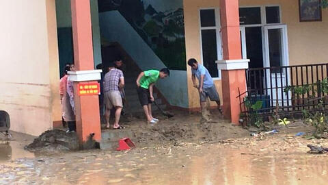 Thầy cô ở Trà Leng gian nan cạo núi bùn, dọn trường sau lũ
