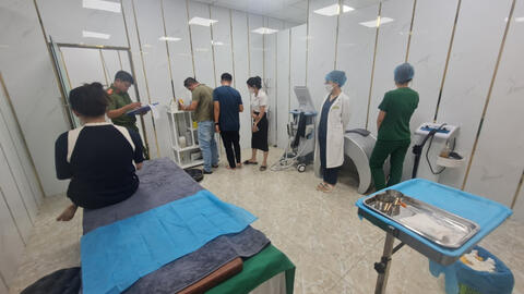 Phát hiện cơ sở thẩm mỹ "chui", nhân viên chỉ học hết lớp 12 đang nâng ngực cho khách