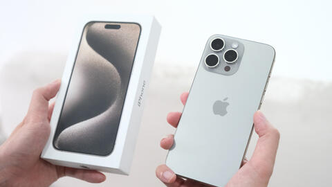 Cận cảnh iPhone 15 Pro Max đầu tiên cập bến Việt Nam: Giá lên đến 70 triệu đồng nhưng nhiều người vẫn không tiếc tiền mua!
