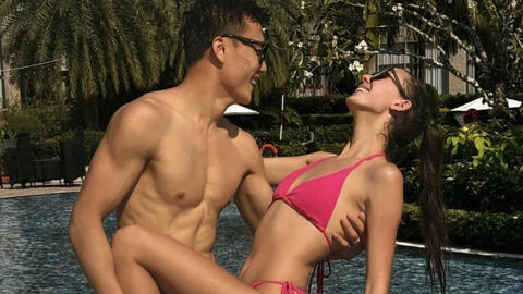 Khi "thủ môn quốc dân" Bùi Tiến Dũng chung khung hình với vợ mẫu tây sexy, gấp đôi visual là có thật