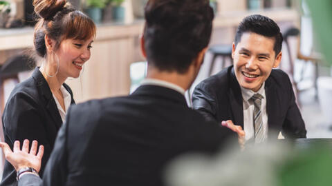 Bất ngờ khi thấy giúp việc tiếp khách "cao tay" hơn chủ nhà