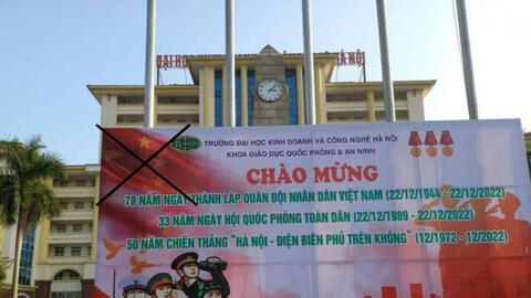 Đình chỉ 2 cán bộ trường đại học vụ in pano có cờ Trung Quốc