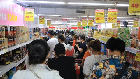 Người Sài Gòn ùn ùn mua thực phẩm, nhiều nơi quá tải