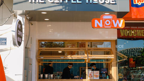 The Coffee House đóng nhiều hàng quán lớn, xuống đường bán cà phê bằng xe đẩy, ki-ốt