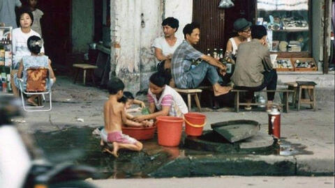 Loạt ảnh xếp hàng lấy nước thời bao cấp, giống Hà Nội những ngày này không ngờ