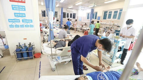 Hà Nội: Nắng nóng, người già, trẻ em mắc tay chân miệng nhập viện tăng