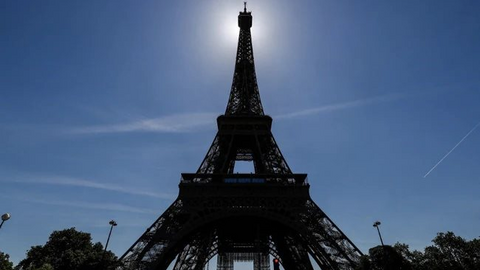 Tháp Eiffel đón du khách trở lại sau 9 tháng đóng cửa do dịch COVID-19
